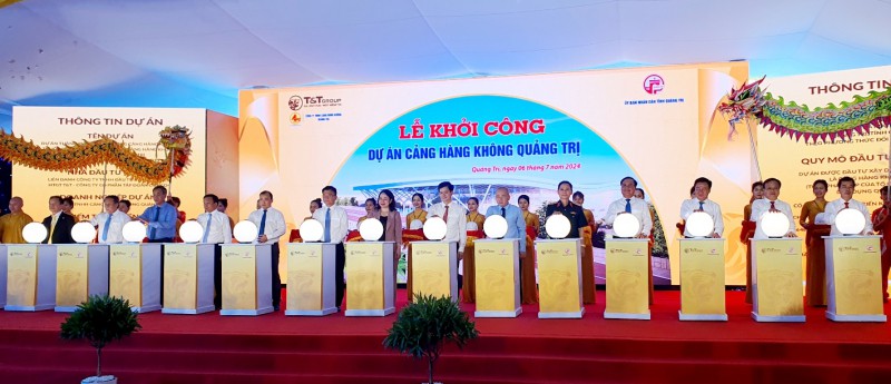 C&aacute;c đại biểu thực hiện nghi thức bấm n&uacute;t khởi c&ocirc;ng Dự &aacute;n đầu tư x&acirc;y dựng Cảng h&agrave;ng kh&ocirc;ng Quảng Trị 